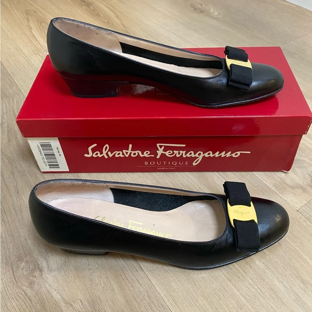 Salvatore Ferragamo Women’s Black Leather Shoes Gold Accent Bow Size 7.5